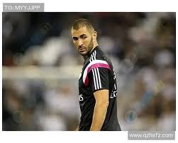 揭秘“街头猜三张”：解析这种古老骗术里的视觉心理陷阱。（揭开街头“猜三张”的真相：看透这门古老骗局的视觉与心理陷阱）